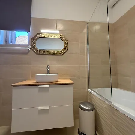 Hoscincer Marot Apartment